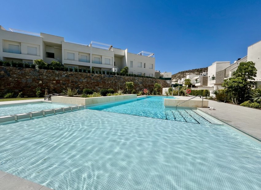 Piso en planta baja en La Finca Golf con jardín privado