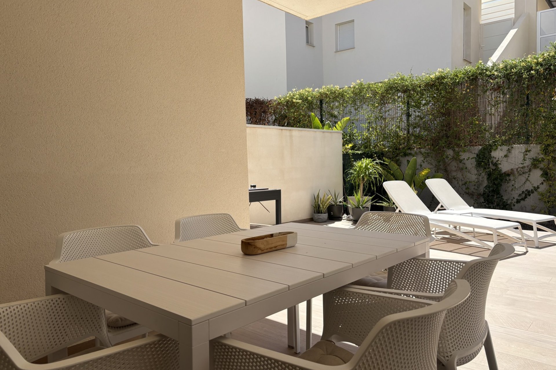 Piso en planta baja en La Finca Golf con jardín privado