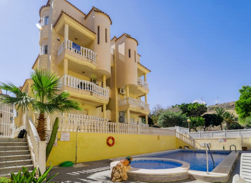 Piso en venta en Guardamar del Segura con piscina