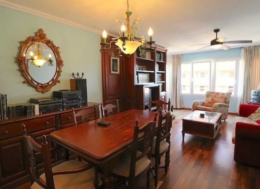 Piso reformado con vistas al mar, 3 dormitorios, piscina en Benidorm