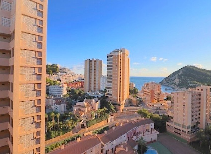 Piso reformado con vistas al mar, 3 dormitorios, piscina en Benidorm