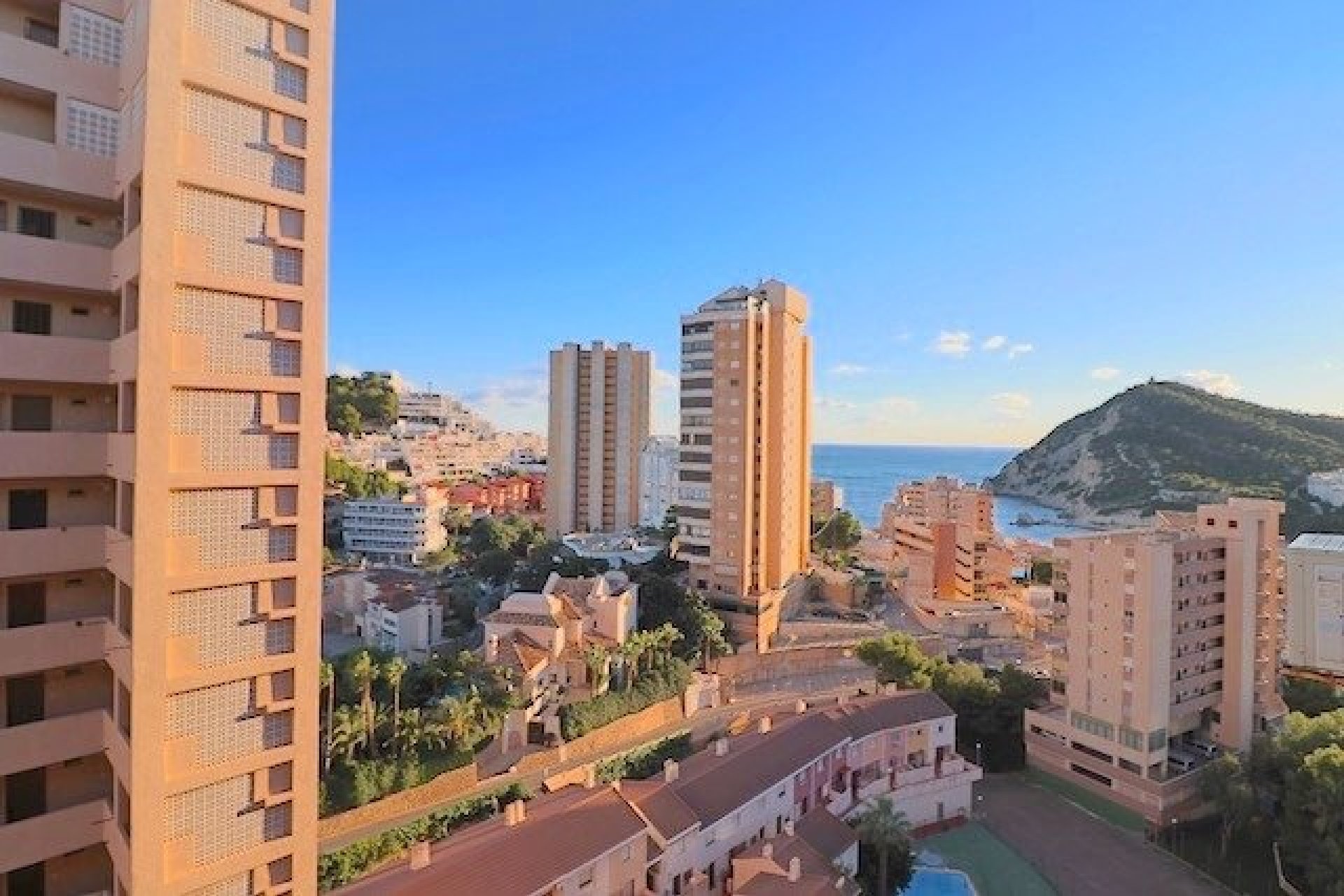 Piso reformado con vistas al mar, 3 dormitorios, piscina en Benidorm