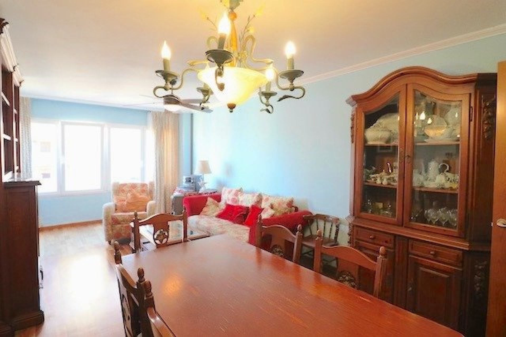 Piso reformado con vistas al mar, 3 dormitorios, piscina en Benidorm