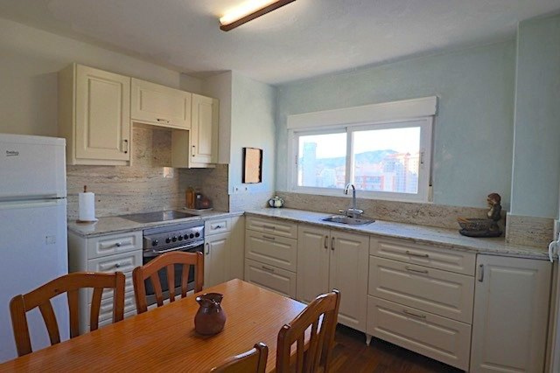 Piso reformado con vistas al mar, 3 dormitorios, piscina en Benidorm