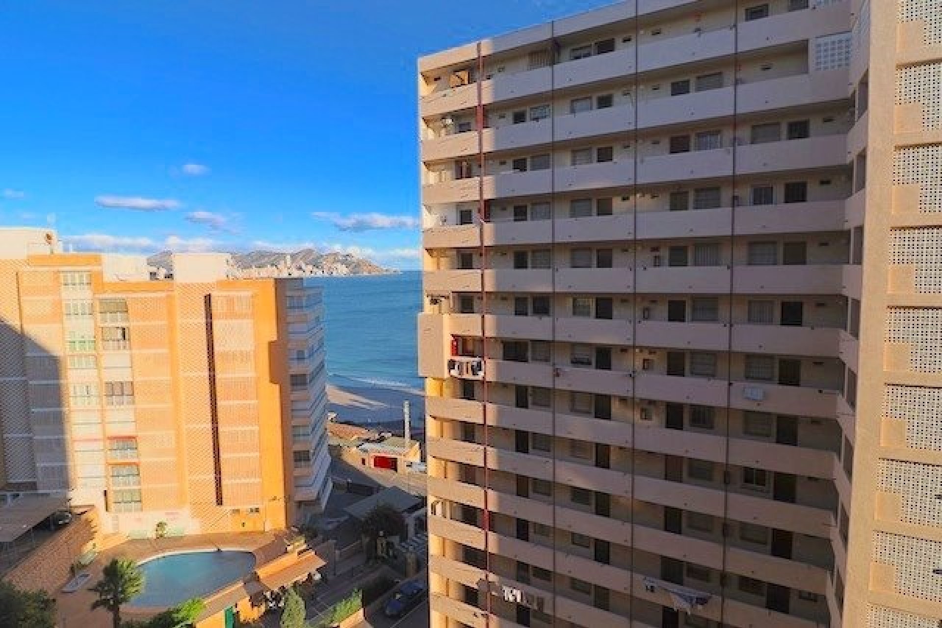 Piso reformado con vistas al mar, 3 dormitorios, piscina en Benidorm