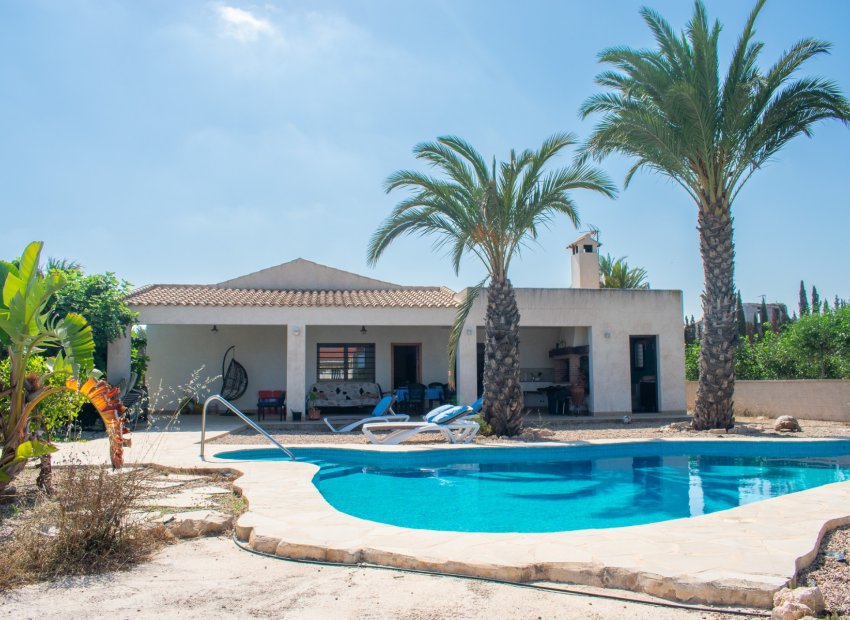 Precioso chalet con piscina privada en Guardamar del Segura