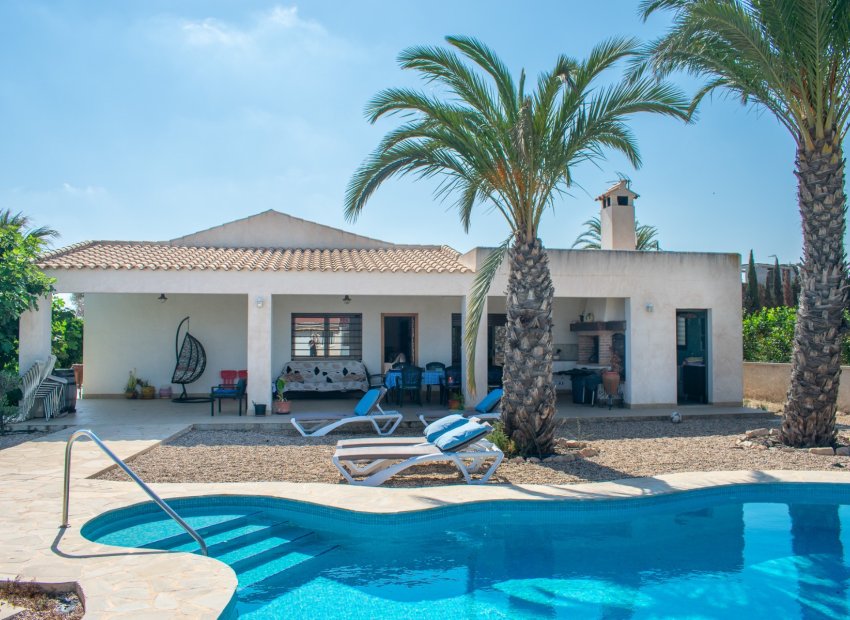 Precioso chalet con piscina privada en Guardamar del Segura