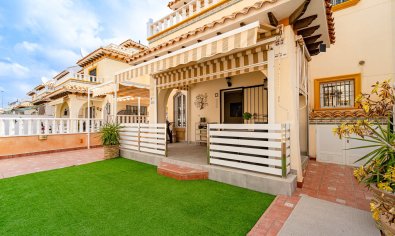 Villa quatro con solárium y piscina en Lomas de Cabo Roig