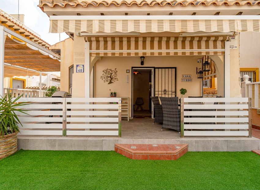 Quatro villa met solarium en zwembad in Lomas Cabo Roig
