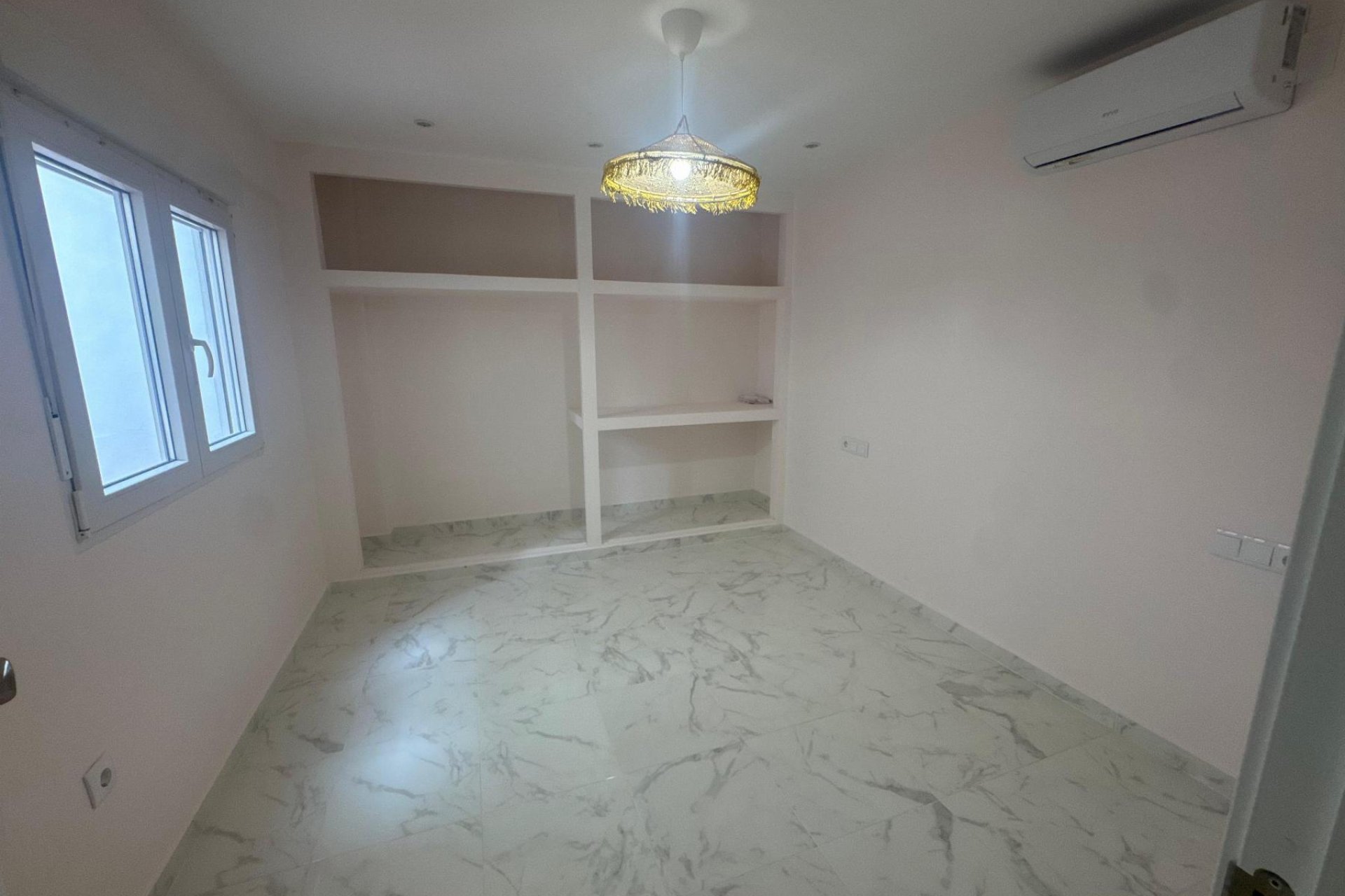 Resale - Apartamento -
Torrevieja - Muelle Pesquero