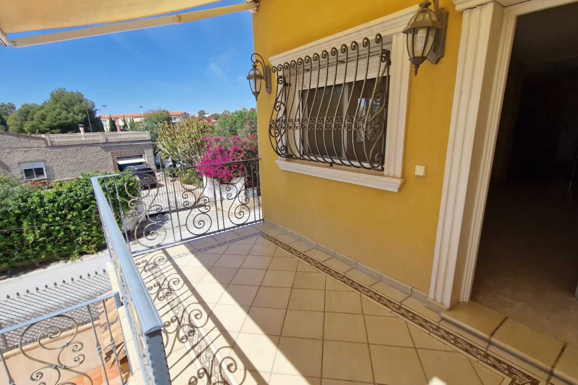 Resale - Country House -
Elche