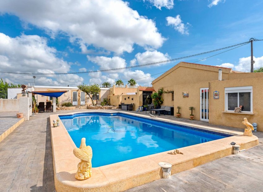 Resale - Finca -
Los Montesinos