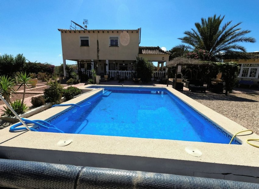 Resale - Finca -
Orihuela