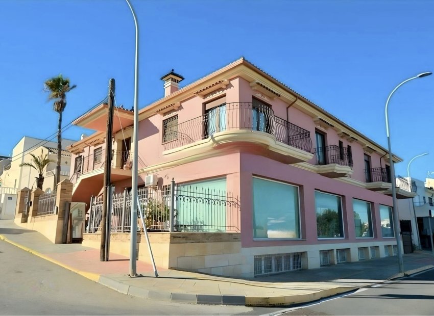 Resale - Townhouse -
San Miguel de Salinas