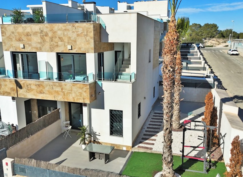 Resale - Townhouse -
Villamartín