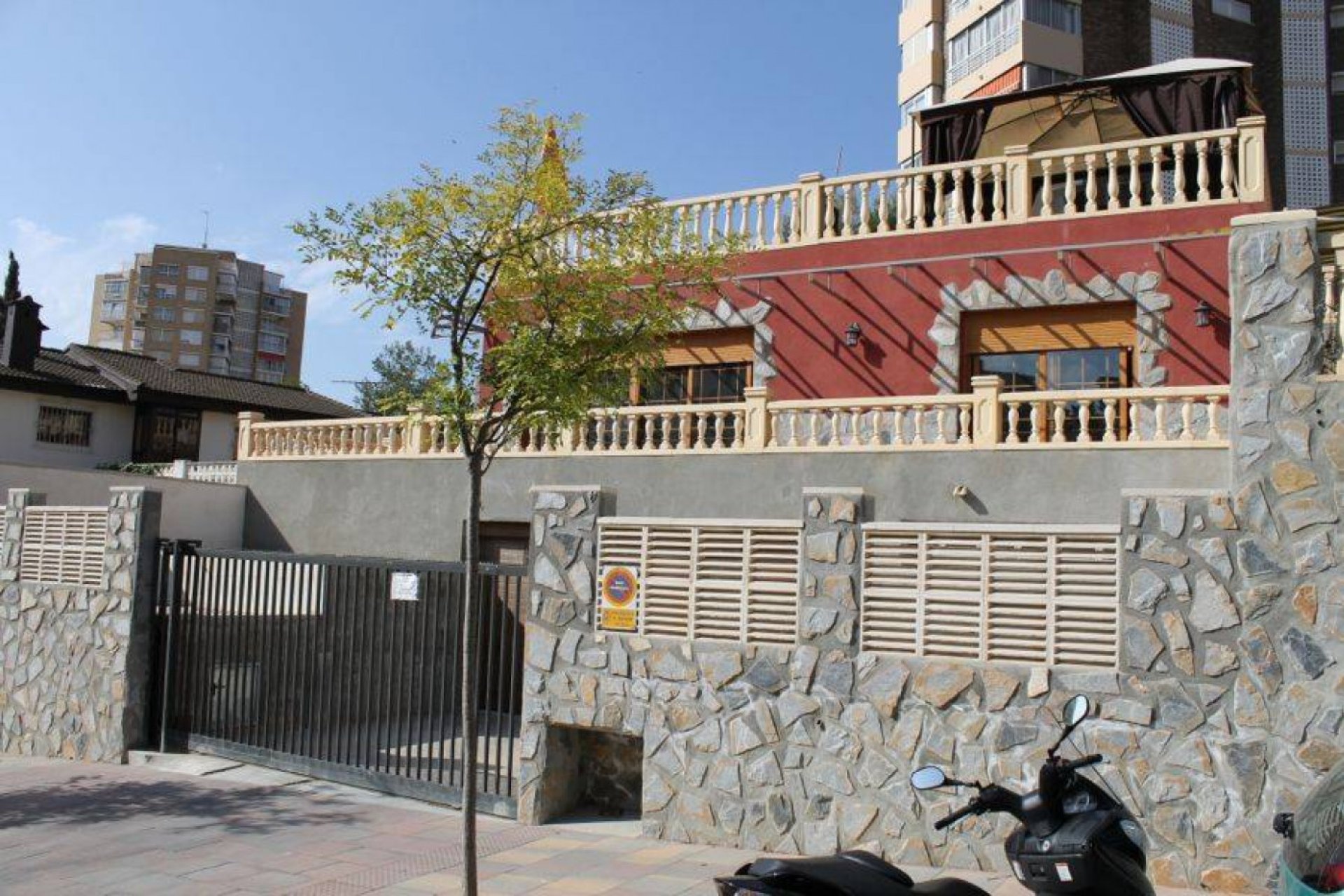 Resale - Villa -
Benidorm - Poniente