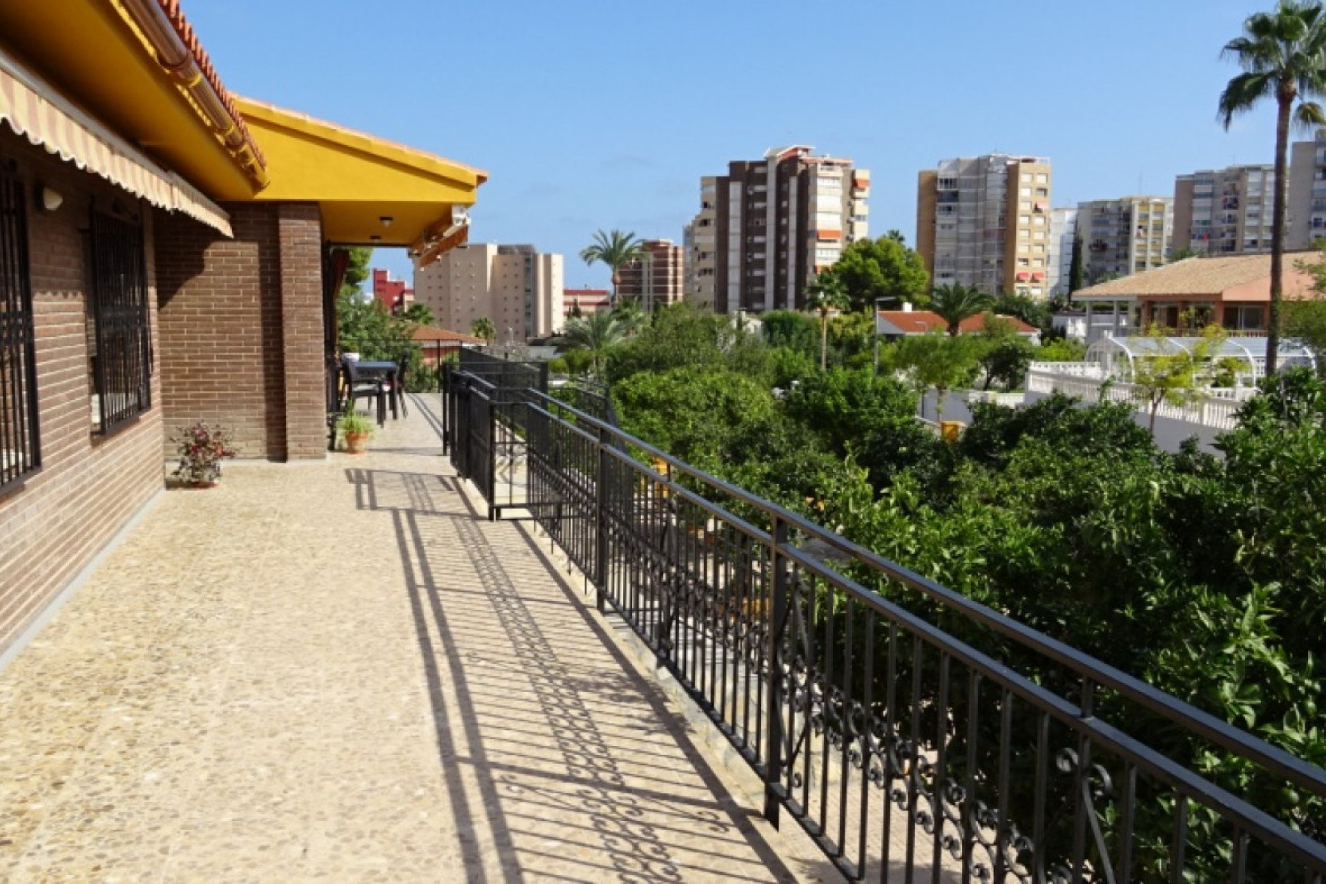 Resale - Villa -
Benidorm - Poniente