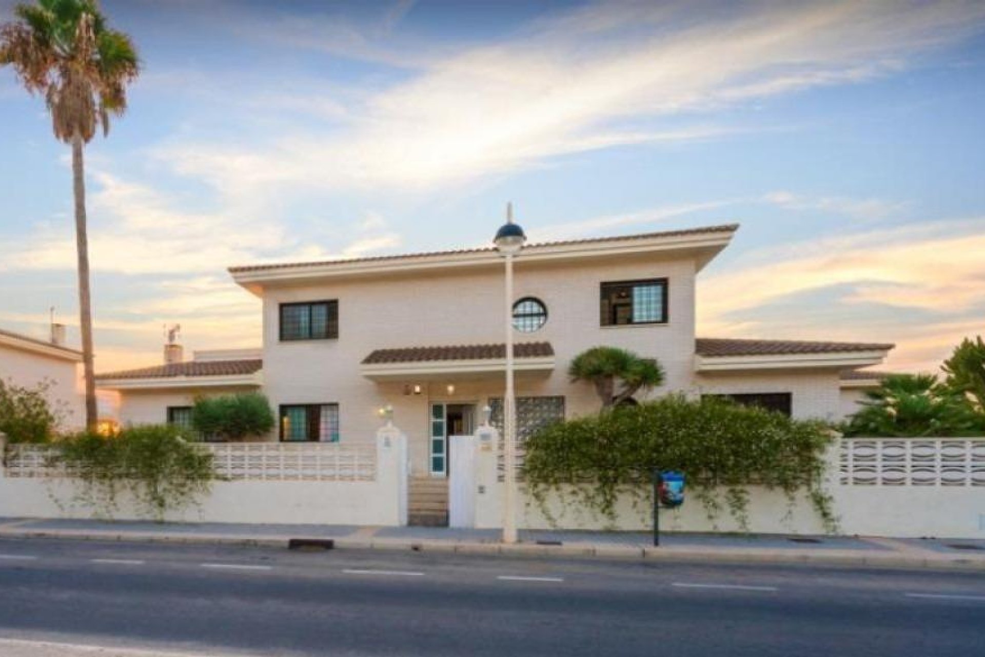 Resale - Villa -
Benidorm - Poniente