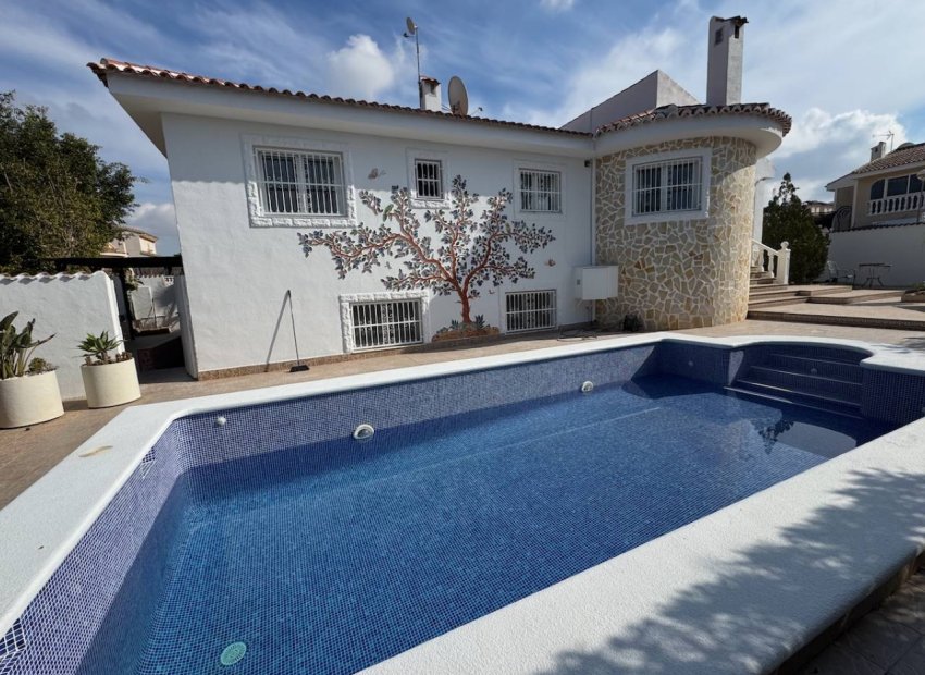 Resale - Villa -
Benimar