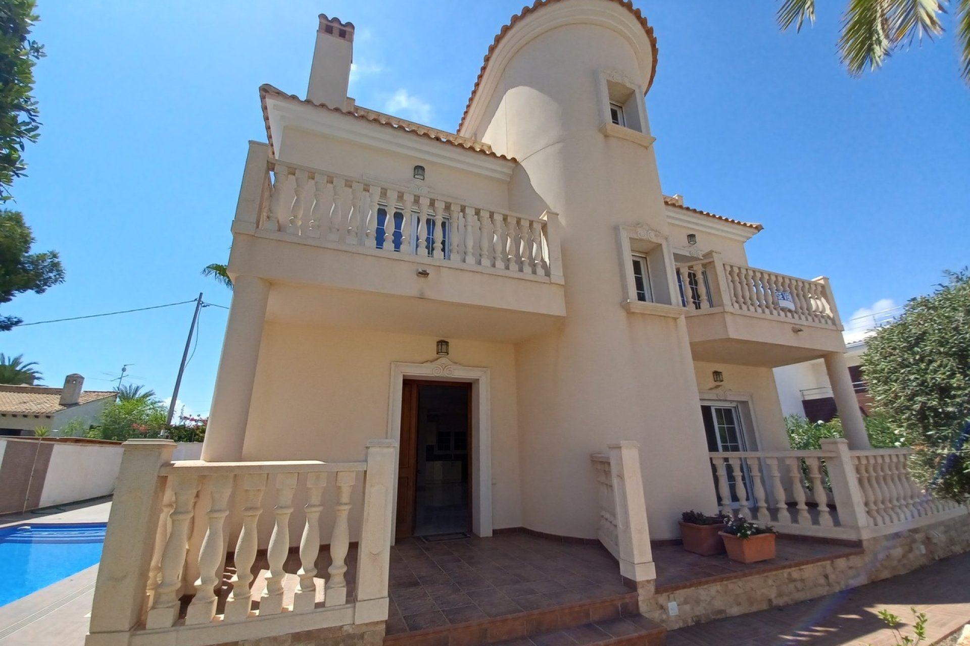 Resale - Villa -
Cabo Roig