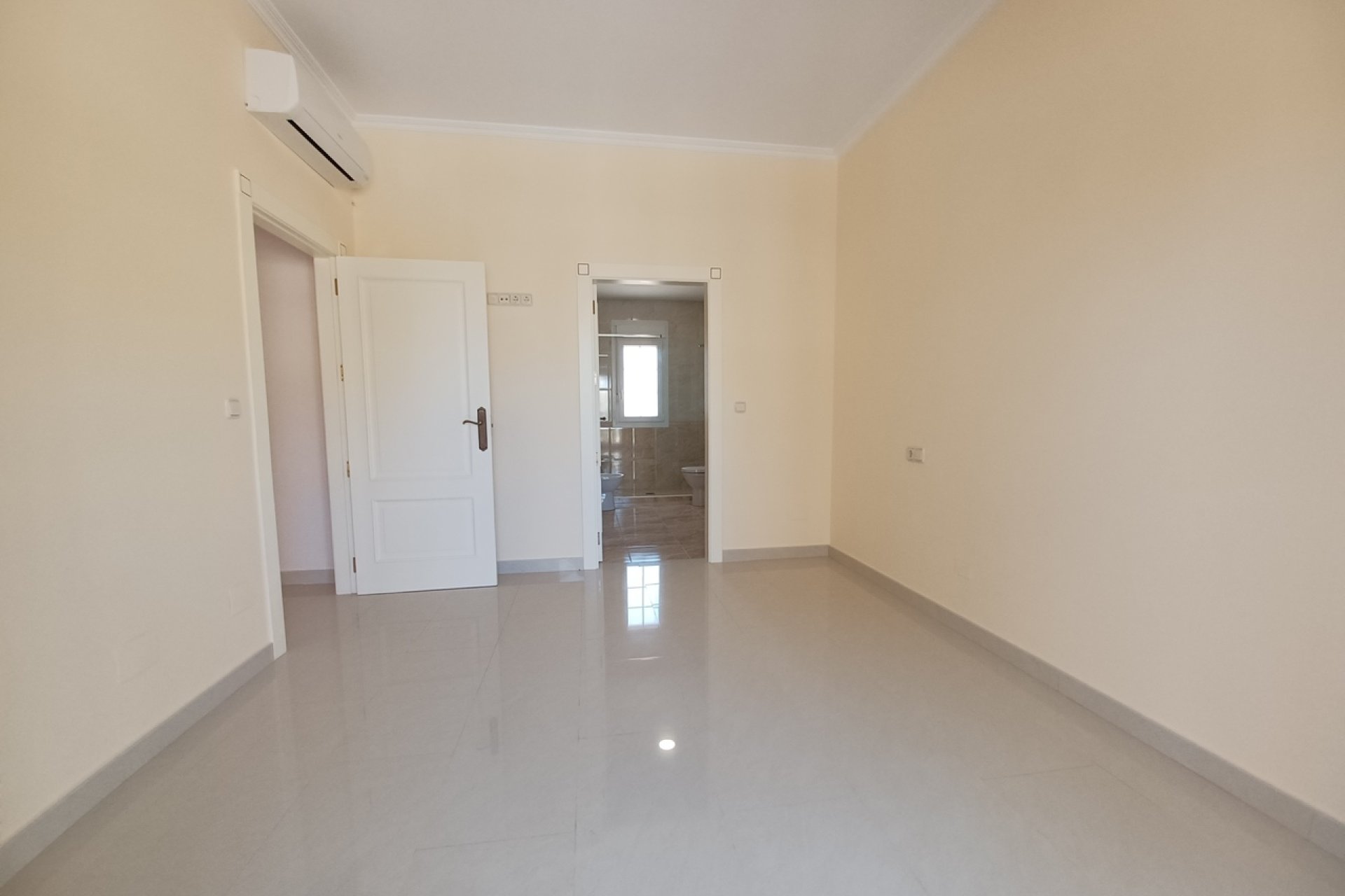 Resale - Villa -
Cabo Roig