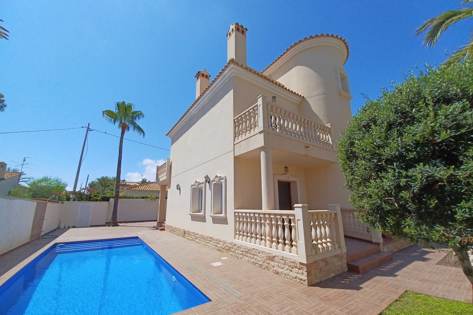 Resale - Villa -
Cabo Roig