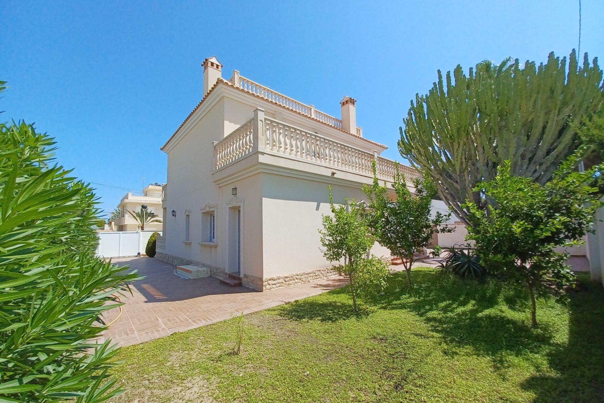 Resale - Villa -
Cabo Roig