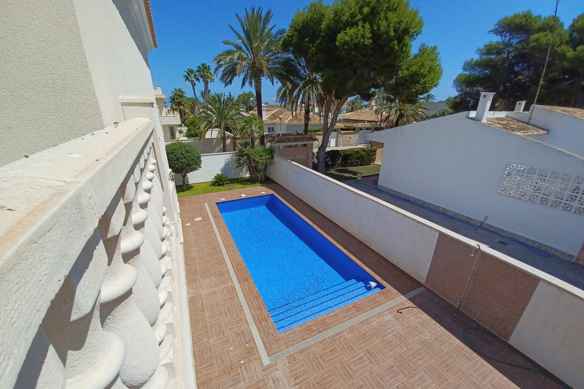 Resale - Villa -
Cabo Roig