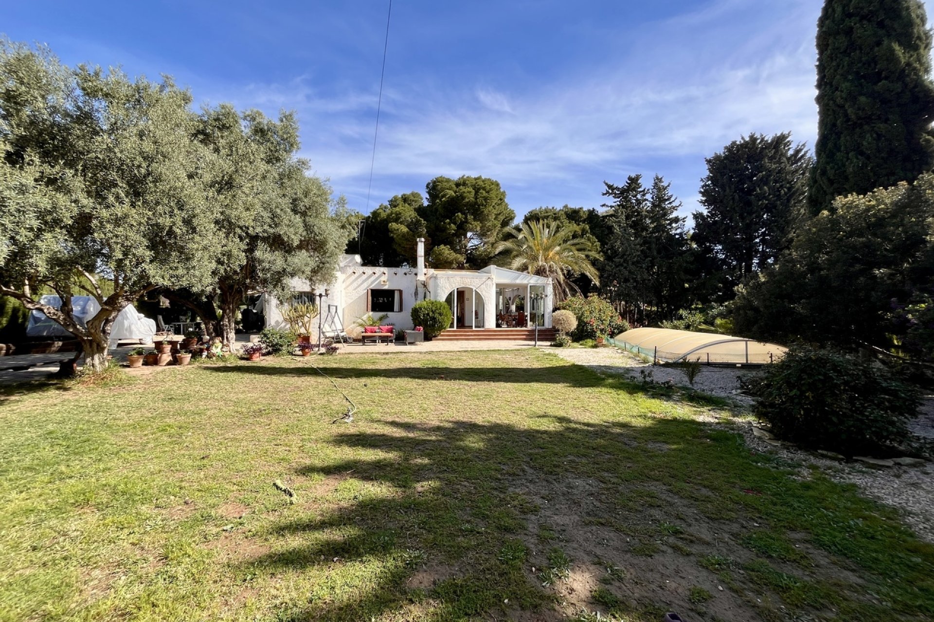 Resale - Villa -
Cabo Roig