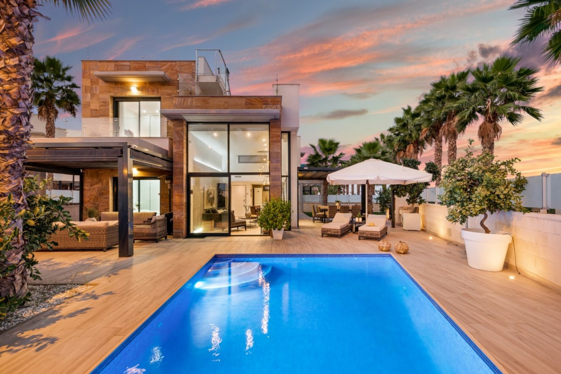 Resale - Villa -
Cabo Roig