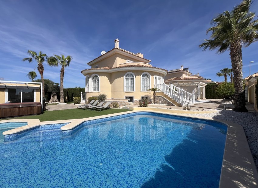 Resale - Villa -
Ciudad Quesada