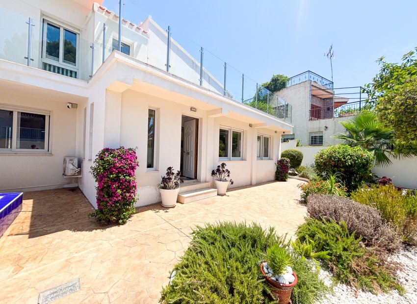 Resale - Villa -
Dehesa De Campoamor