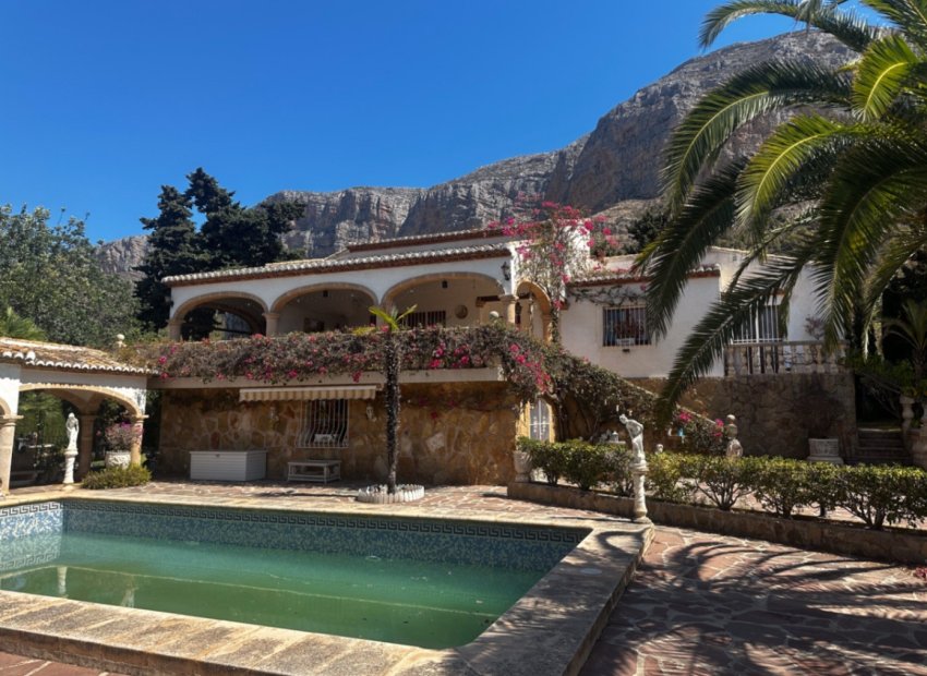 Resale - Villa -
Jávea - Montgó