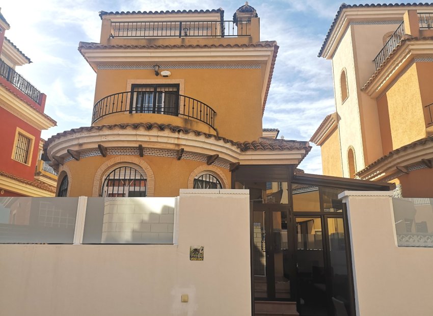 Resale - Villa -
Los Montesinos - La Herrada