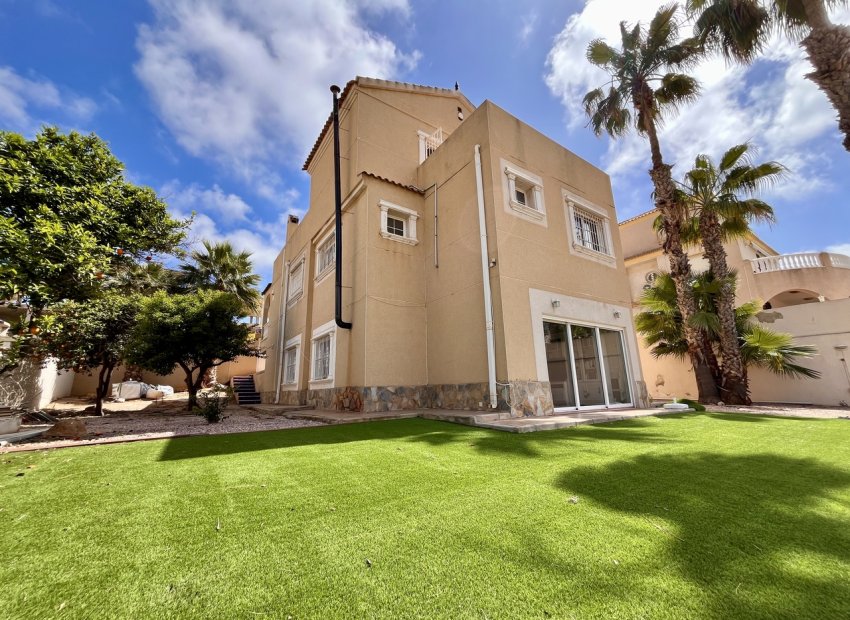 Resale - Villa -
Orihuela Costa - La Zenia