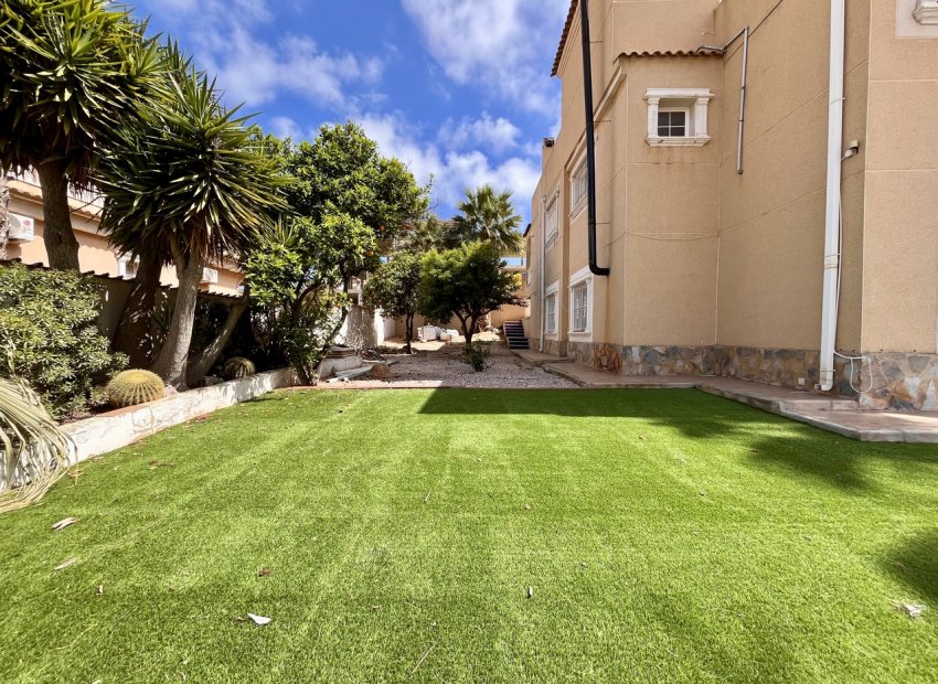 Resale - Villa -
Orihuela Costa - La Zenia