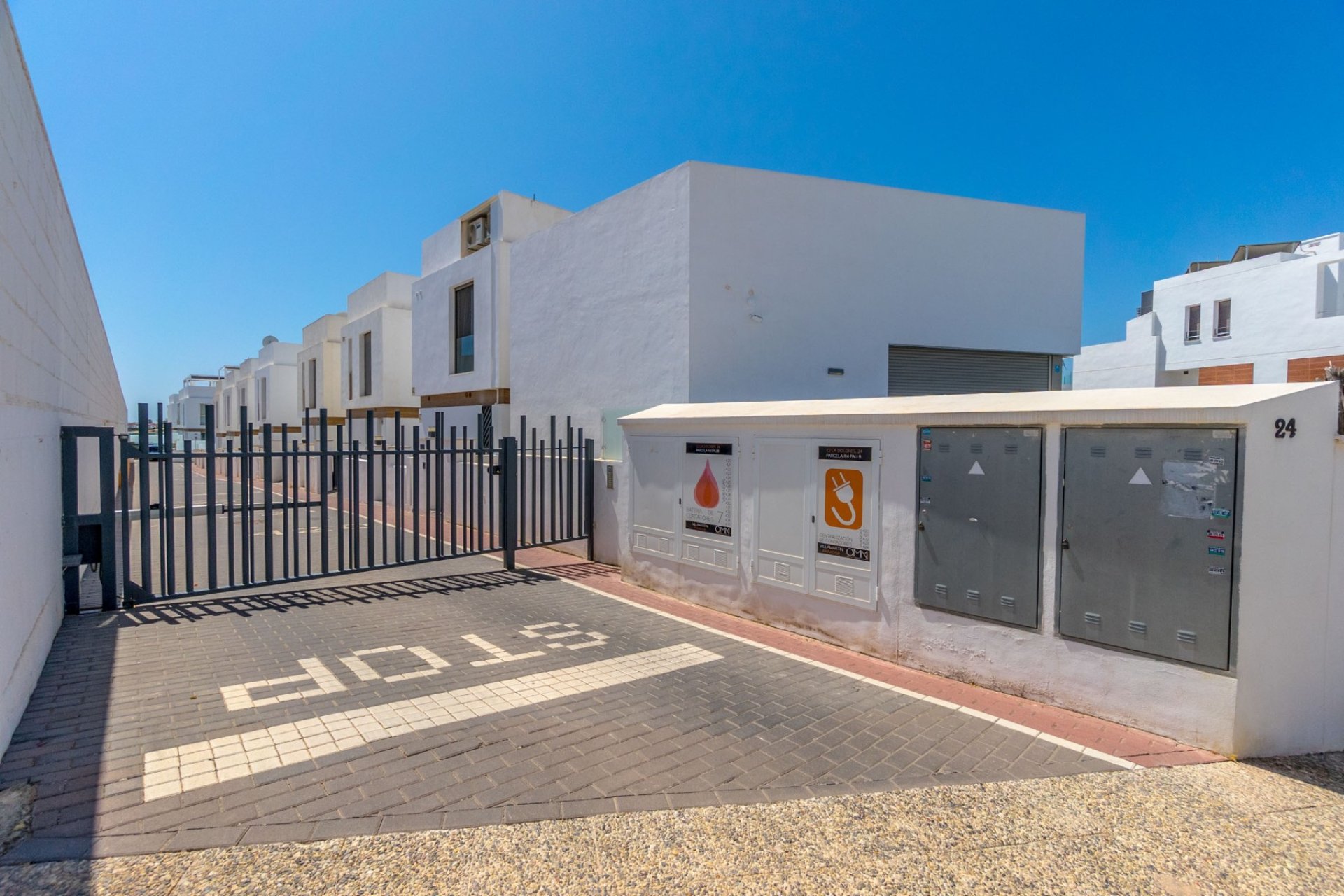Resale - Villa -
Orihuela Costa - Villamartín