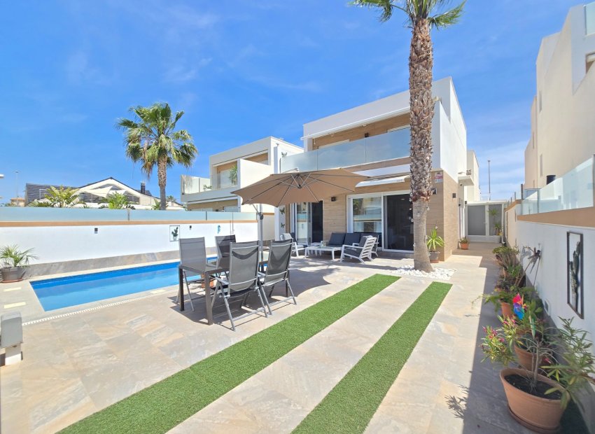 Resale - Villa -
Pilar de la Horadada - Pilar de la Horadada *