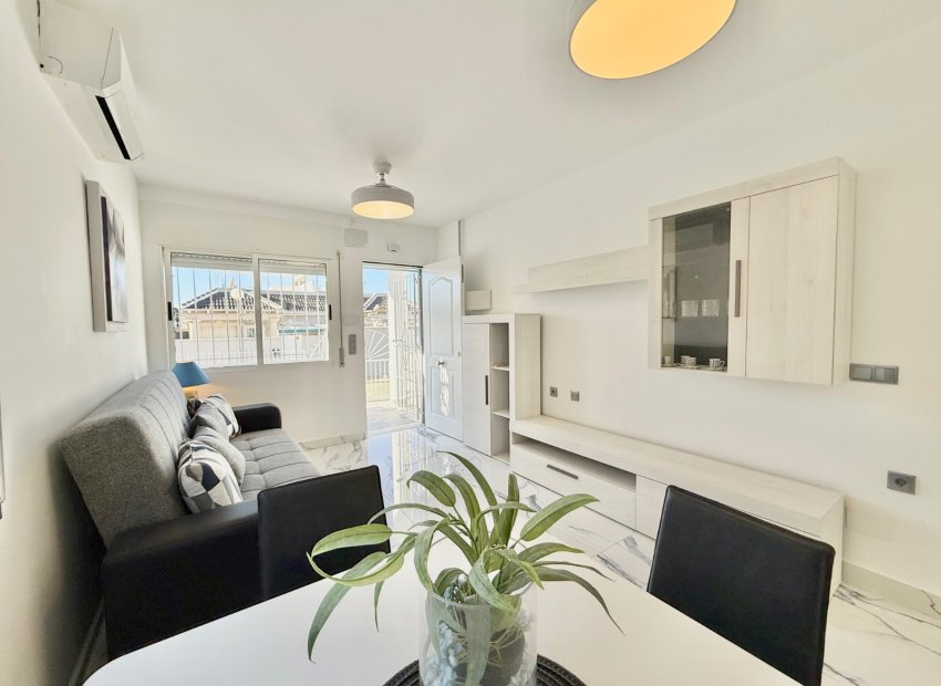 Resale - Villa / Semi-detached -
Torrevieja - El Chaparral