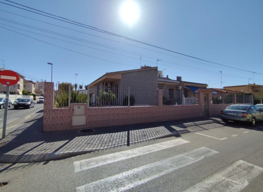 Resale - Villa -
Torrevieja - Center