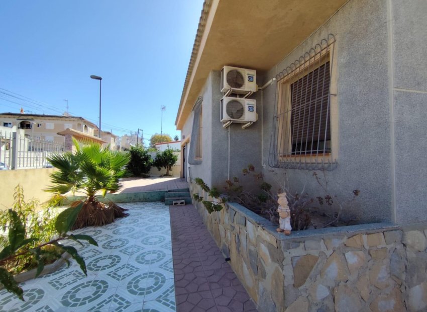 Resale - Villa -
Torrevieja - Center