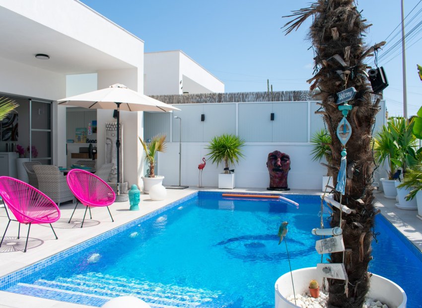 Resale - Villa -
Torrevieja - El Chaparral