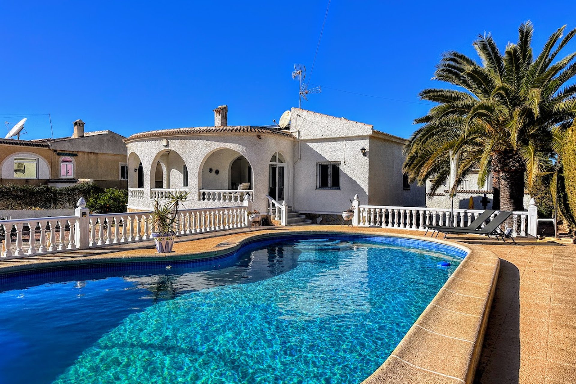 Resale - Villa -
Torrevieja - El Chaparral