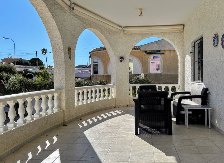 Resale - Villa -
Torrevieja - El Chaparral