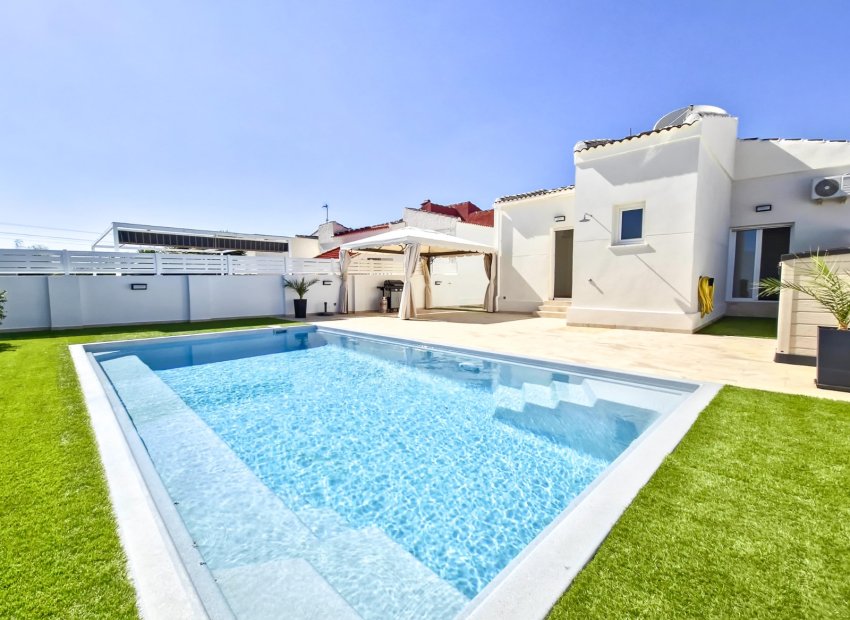 Resale - Villa -
Torrevieja - La Siesta