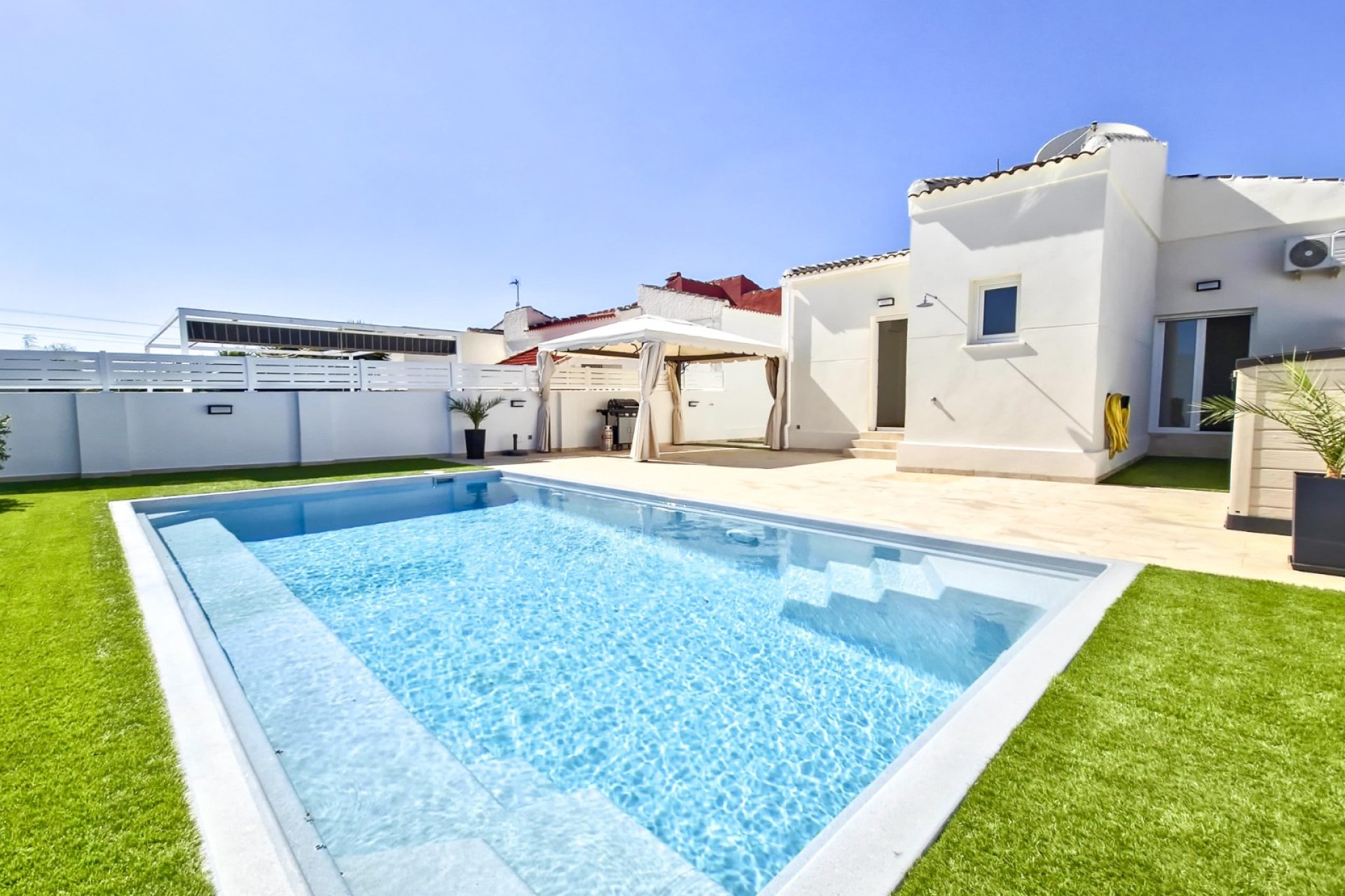 Resale - Villa -
Torrevieja - La Siesta