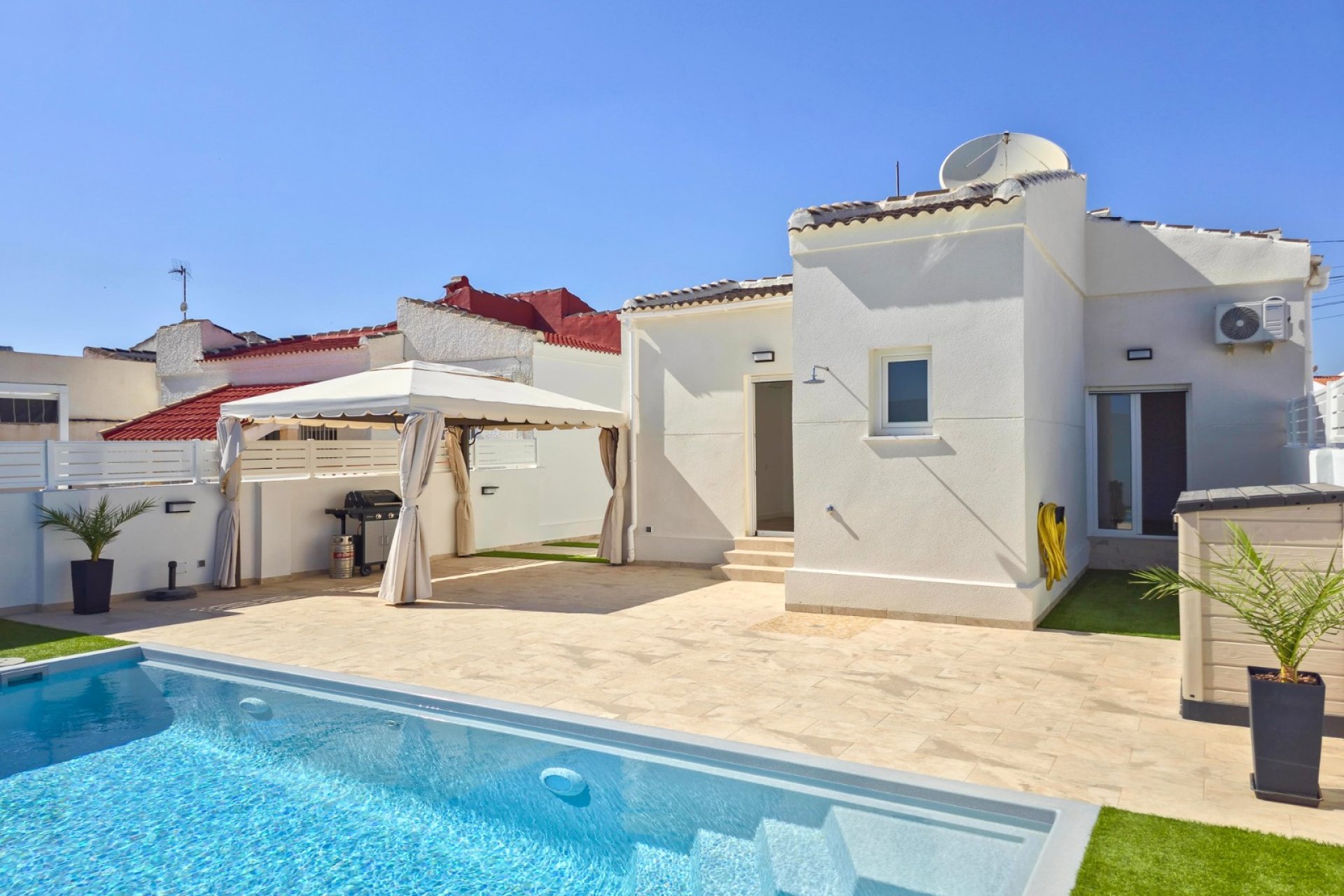 Resale - Villa -
Torrevieja - La Siesta