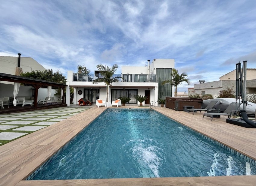 Resale - Villa -
Torrevieja - Los Balcones