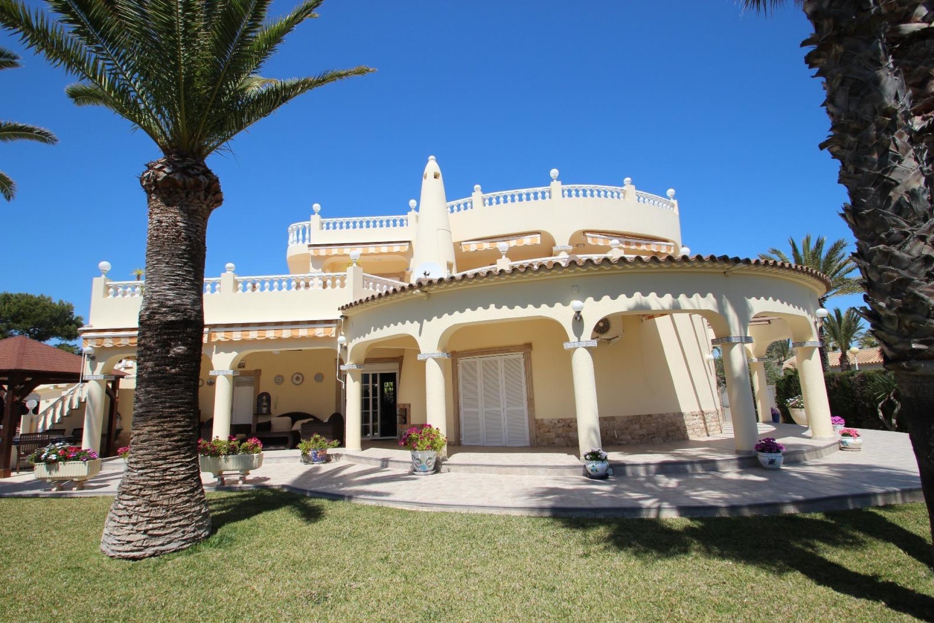 Resale - Villa -
Torrevieja - Punta Prima