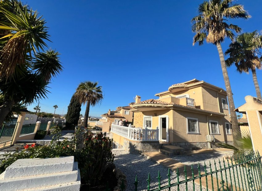 Resale - Villa -
Torrevieja - San Luis